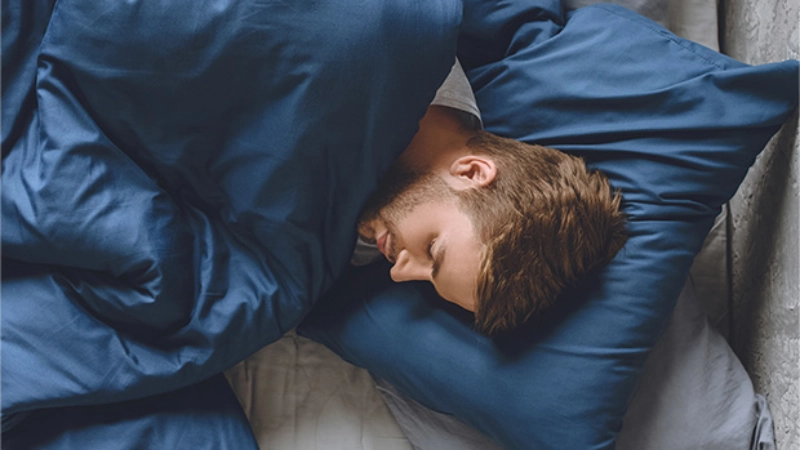 un hommme dans la trentaine, en train de dormir